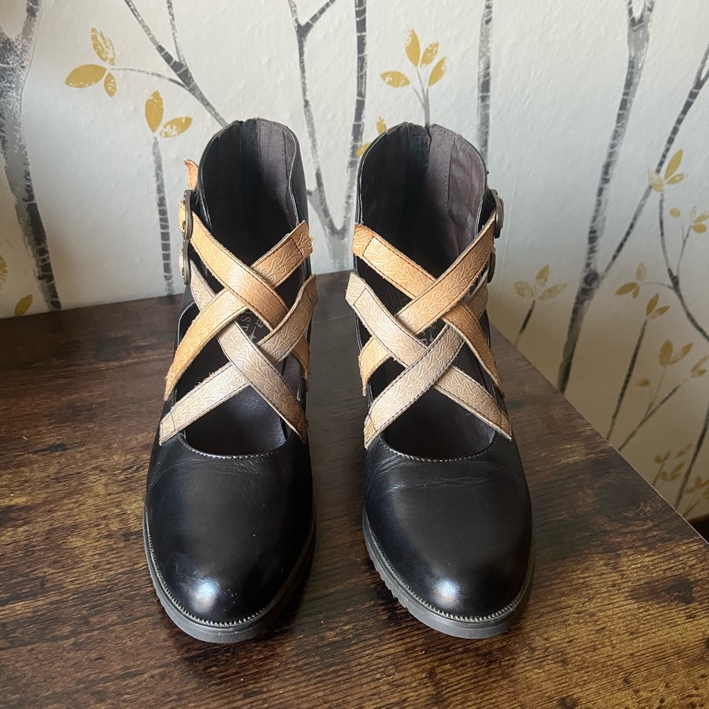 Elegant L’Artiste Black and Tan Women's Shoes
